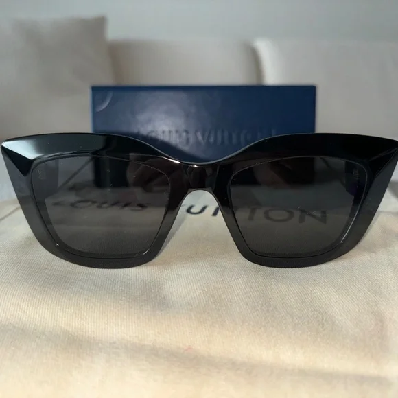 Louis Vuitton Sunglasses Black/Gold - Picture 2 of 8